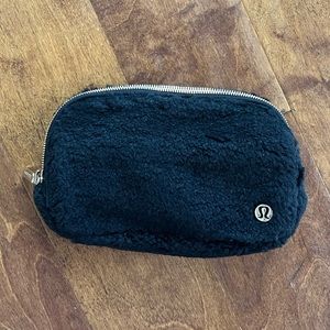 Lululemon Everywhere Belt Bag *Fleece (Black)